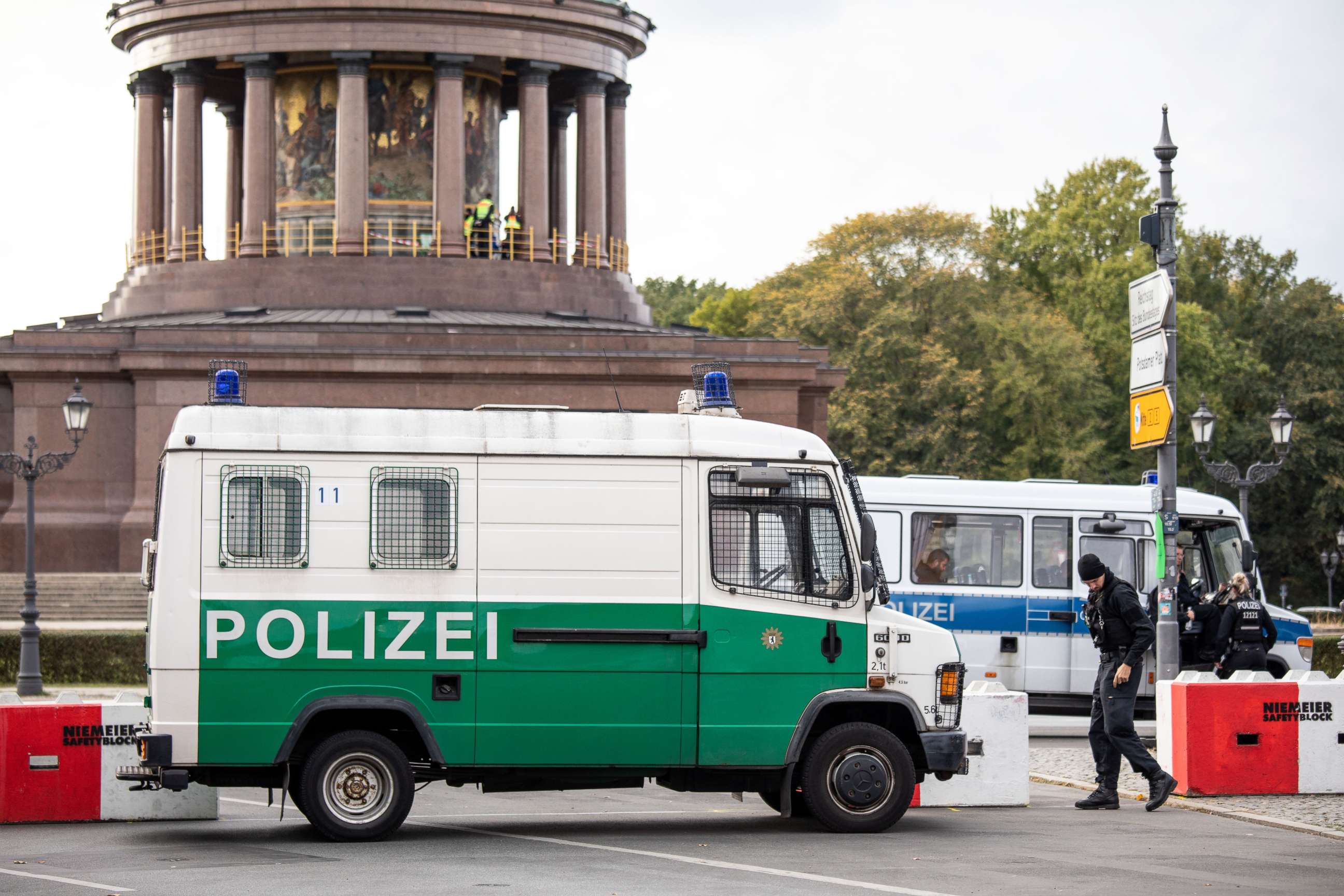 PHOTO: German police road block near the Landmark Berlin Victory Column in Berlin, Oct. 1, 2018.