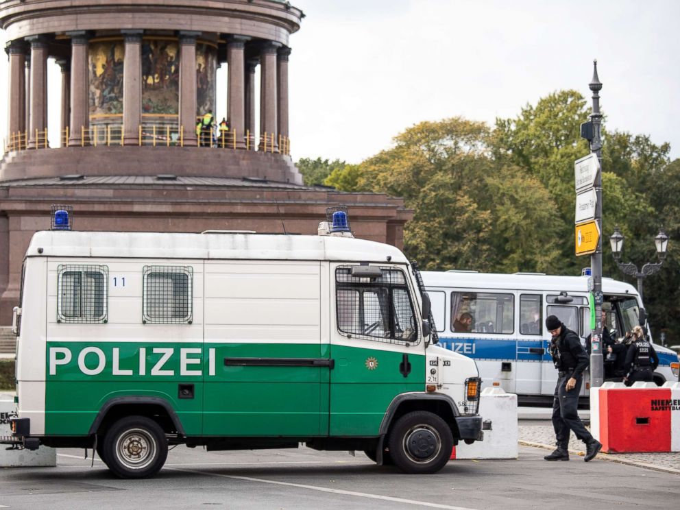 PHOTO: German police road block near the Landmark Berlin Victory Column in Berlin, Oct. 1, 2018.