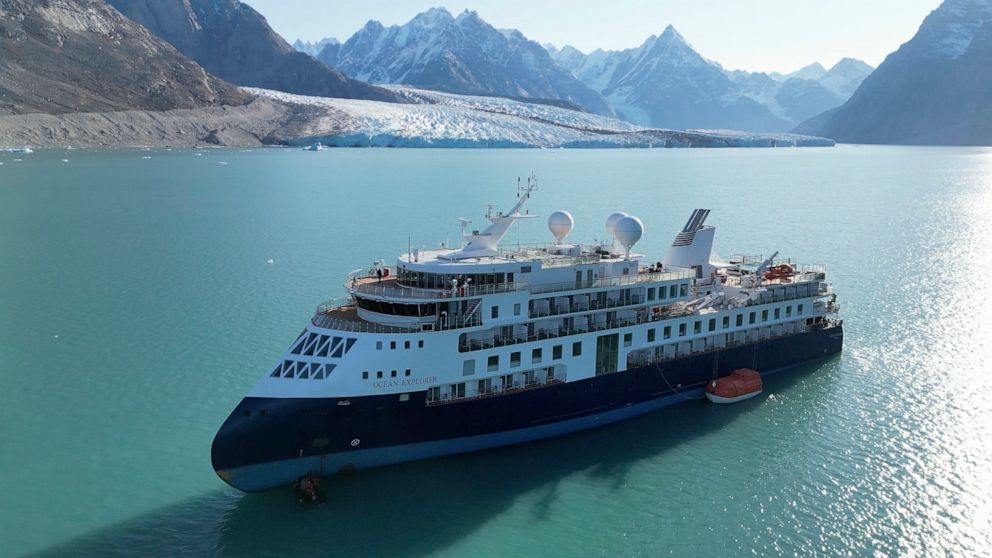 Ein Luxuskreuzfahrtschiff wurde wenige Tage nach seiner Panne vor der Küste Grönlands abgeschleppt, teilten die Behörden mit