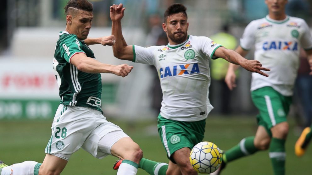 PHOTO: Moises of Palmeiras fights for the ball with Alan Ruschel of Chapecoense during the match between Palmeiras and Chapecoense for the Brazilian Series at Allianz Parque on Nov. 27, 2016 in Sao Paulo, Brazil. 