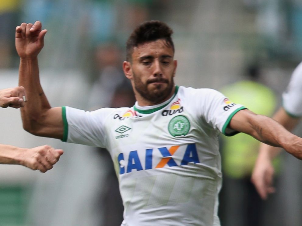 PHOTO: Moises of Palmeiras fights for the ball with Alan Ruschel of Chapecoense during the match between Palmeiras and Chapecoense for the Brazilian Series at Allianz Parque on Nov. 27, 2016 in Sao Paulo, Brazil. 