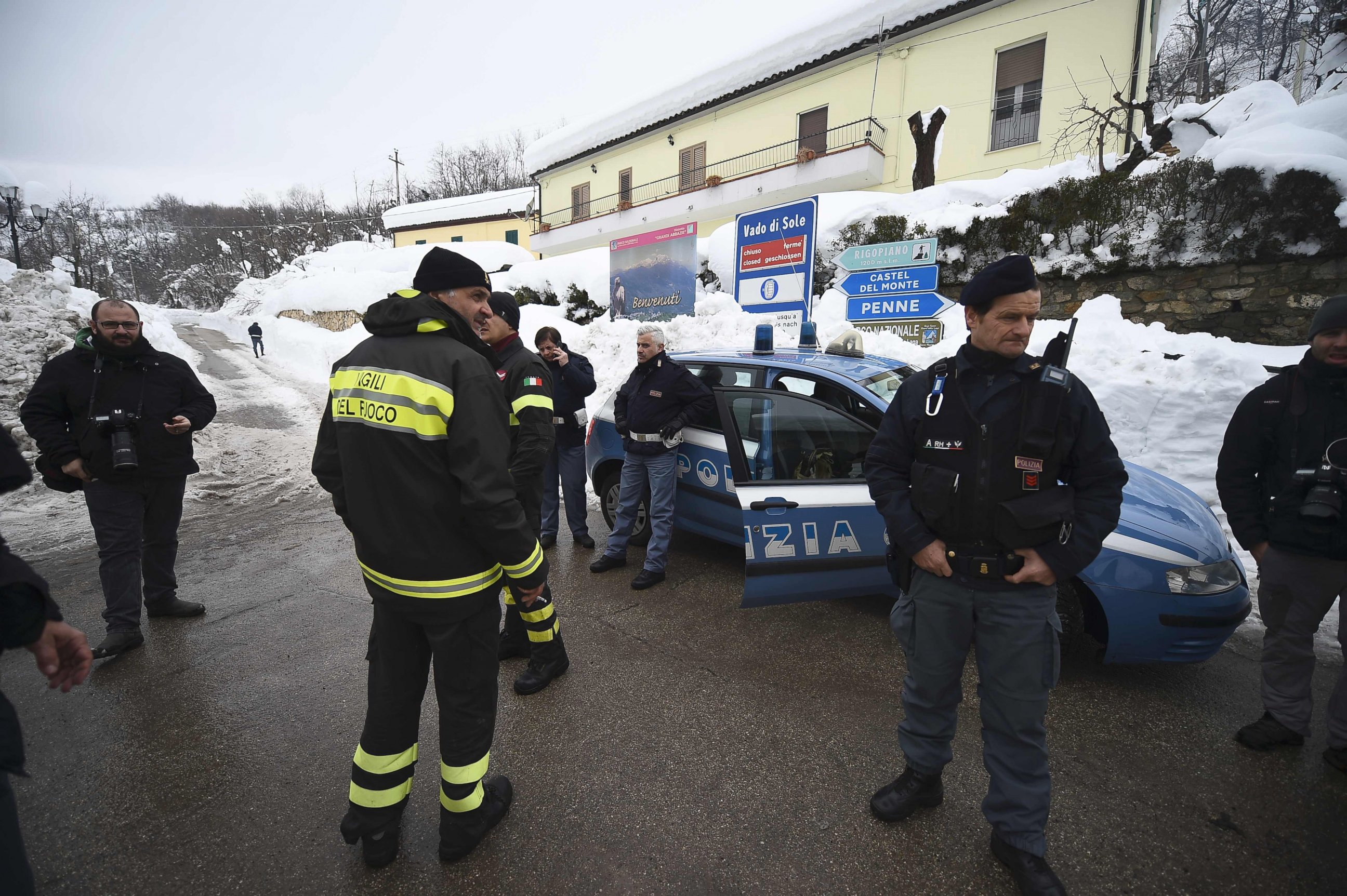 PHOTO: Italian rescuers gather in the town of Farindola, Italy as they make their way to the site of an avalanche that engulfed the Hotel Rigopiano, Jan. 20, 2017.