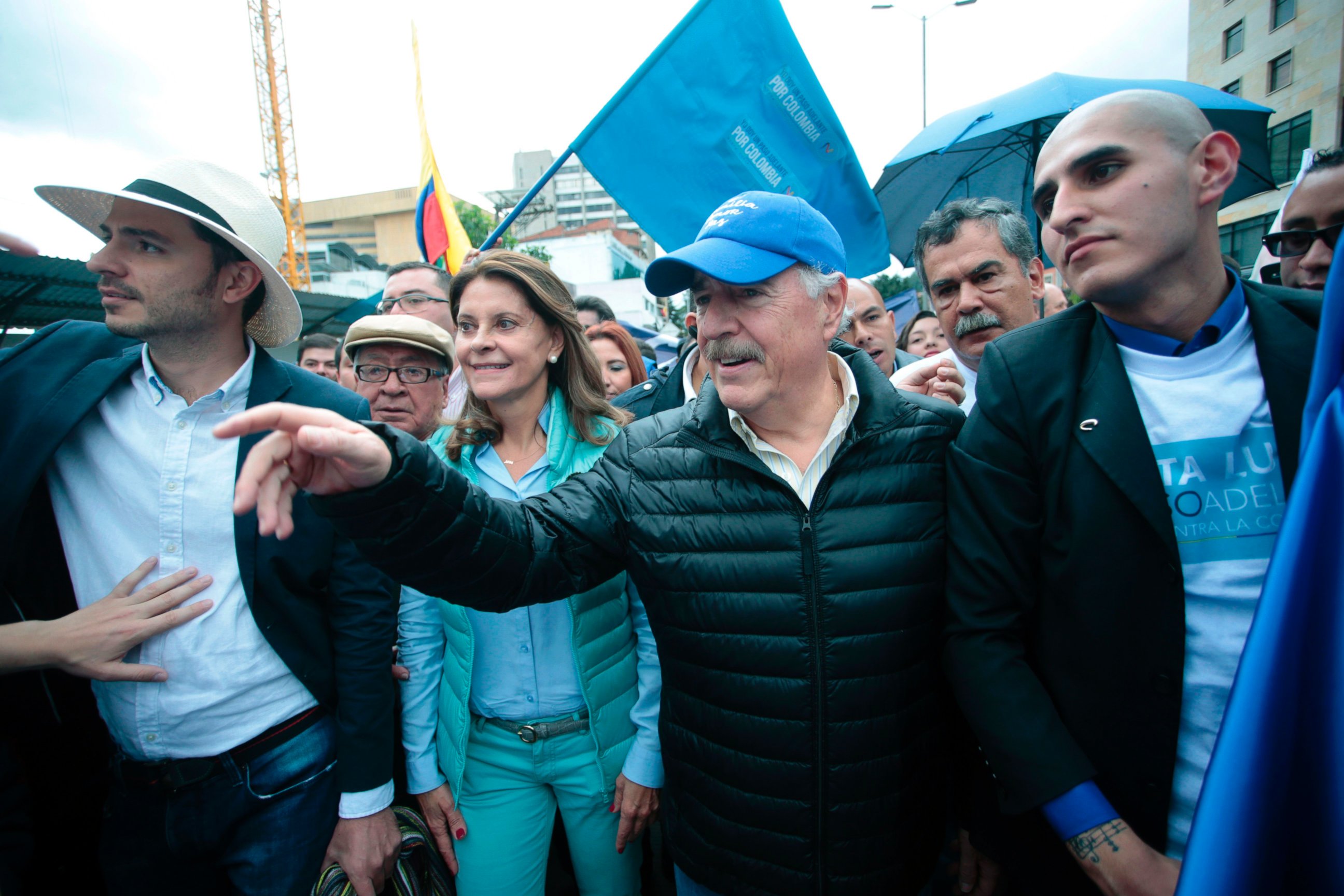 PHOTO: Former Colombian president Andres Pastrana (C) takes part in a march against the goverment of Juan Manuel Santos and the peace agreement with the FARC rebels, in Bogota, Colombia, April 1, 2017.