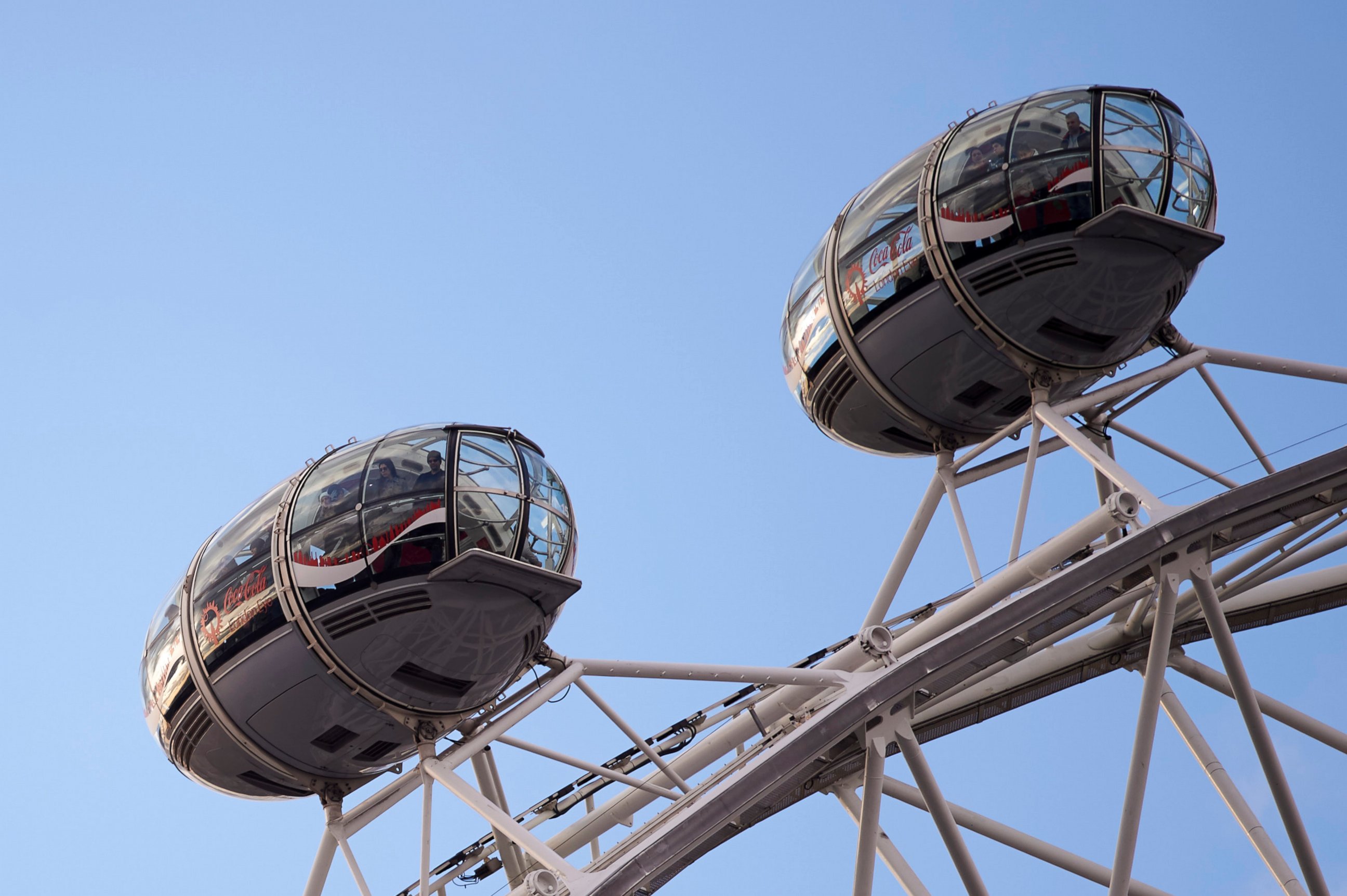 PHOTO: People are seen inside the pods of the London Eye opposite the Houses of Parliament after an incident in central London on March 22, 2017.