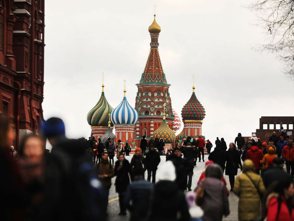 PHOTO: Pedestrians walk through Moscows Red Square on March 4, 2017.
