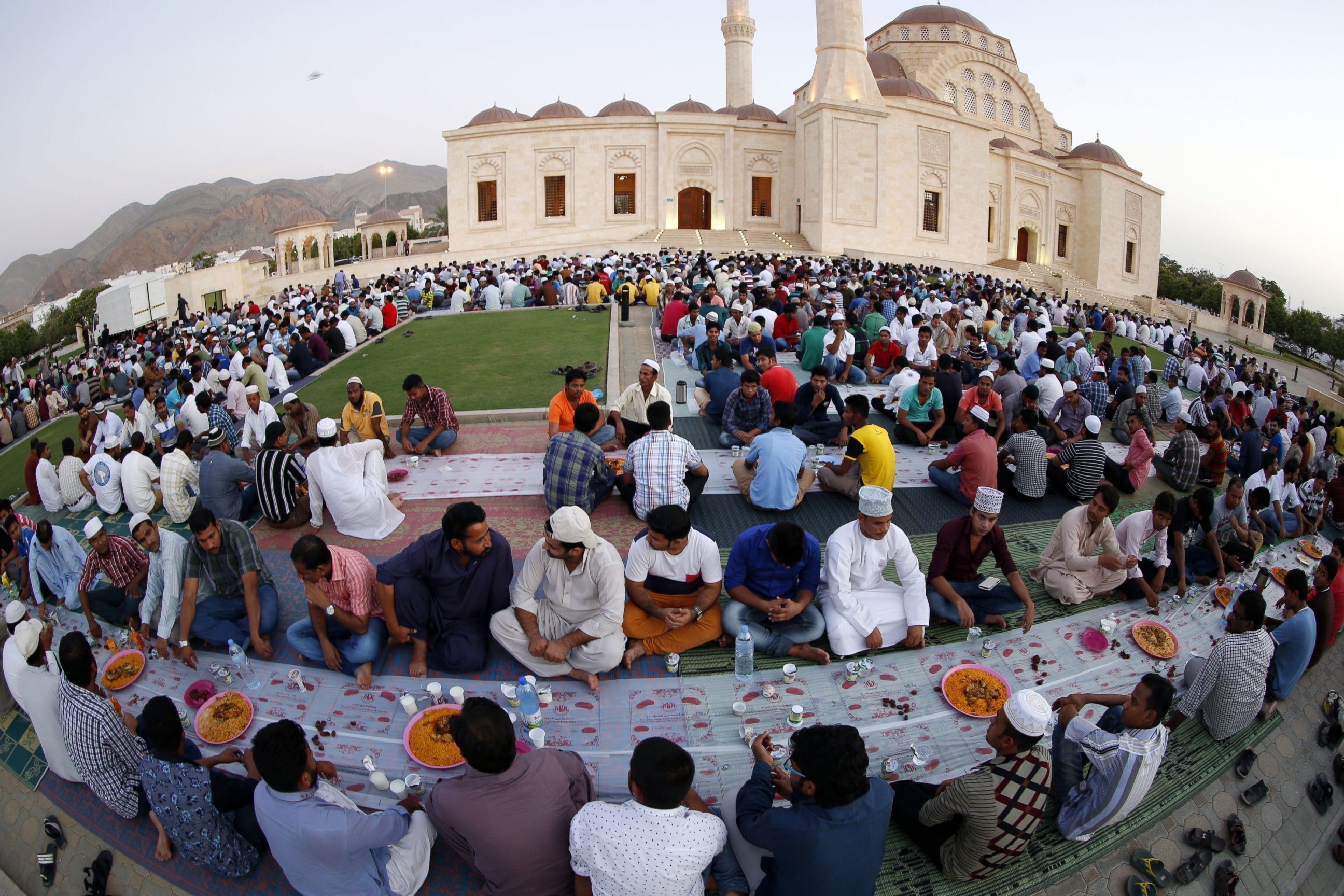 PHOTO: Muslim devotees ready to break their fast during the holy month of Ramadan on June 19, 2015 in the Omani capital Muscat. 