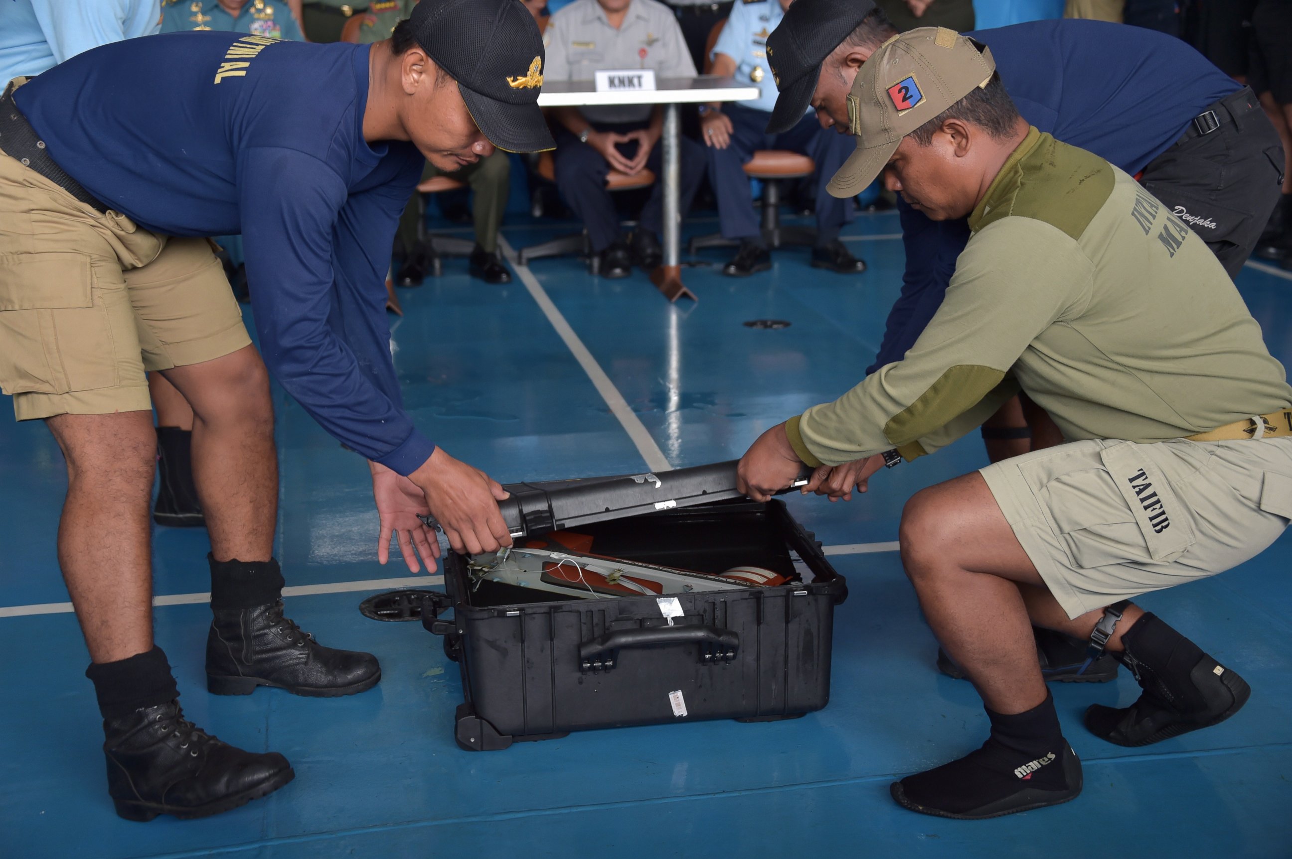 PHOTO: Indonesian navy divers onboard the Indonesian navy vessel KRI Banda Aceh remove the Flight Data Recorder of the AirAsia flight QZ8501 after it was retrieved from the Java Sea on Jan. 12, 2015.