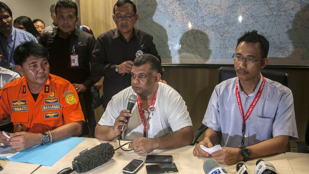 Director of Air Asia Tony Fernandes (C), President Director Air Asia Indonesia Sunu Widiatmoko (R) and the head of Surabaya search and rescue agency Hernanto (L), speak during a press conference in Surabaya, East Java, on Dec. 28, 2014, after Air Asia flight QZ8501 went missing. 
