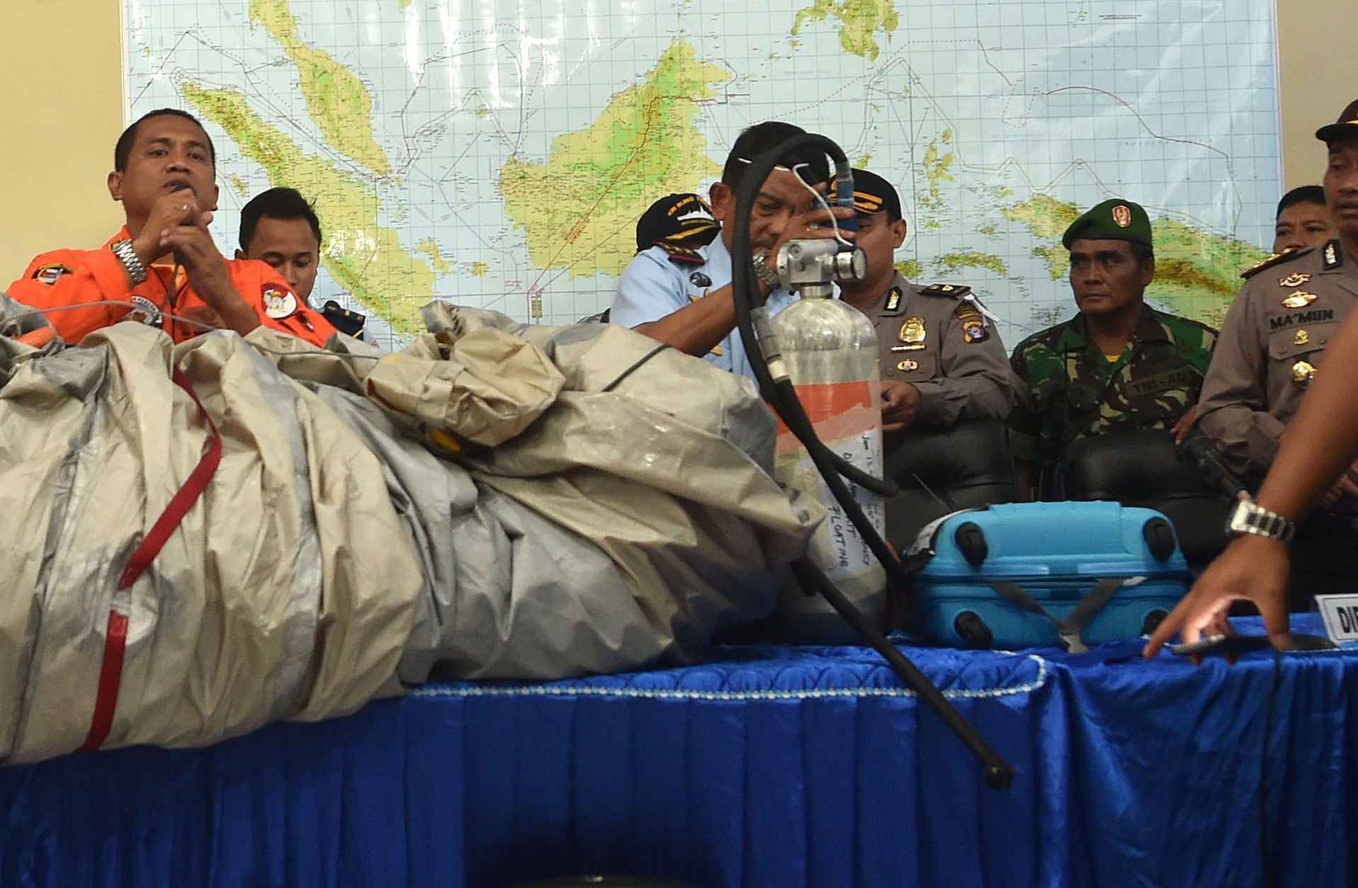 PHOTO: Members of the Indonesian air force show items retrieved from the Java sea during search and rescue operations for the missing AirAsia flight QZ8501, on Dec. 30, 2014. 