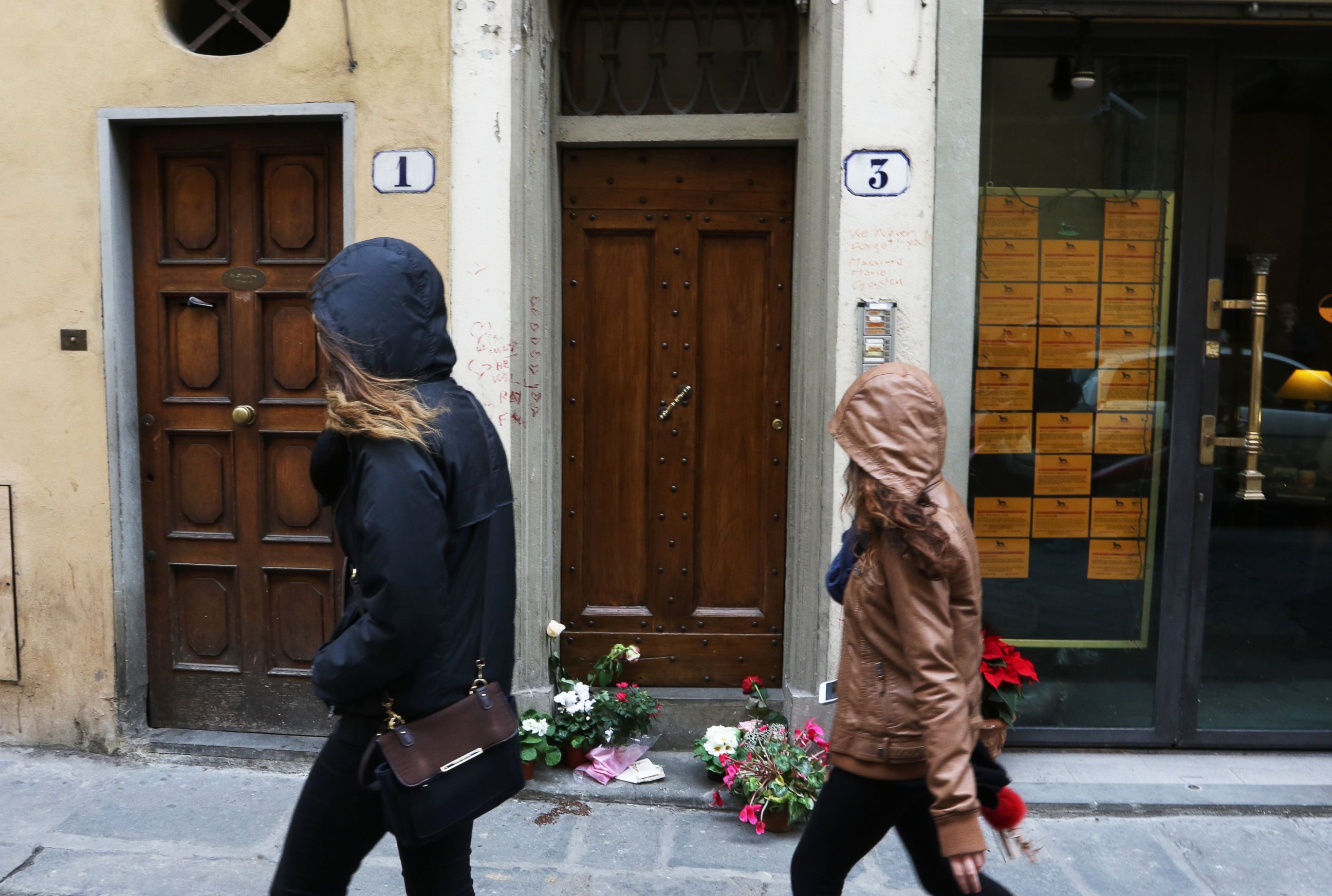 PHOTO: Two women walk past the entrance to the building that houses the flat of Ashley Olsen, a 35-year-old American expatriate artist who was found dead on Jan. 9, in Florence, Italy, on January 11, 2016. 
