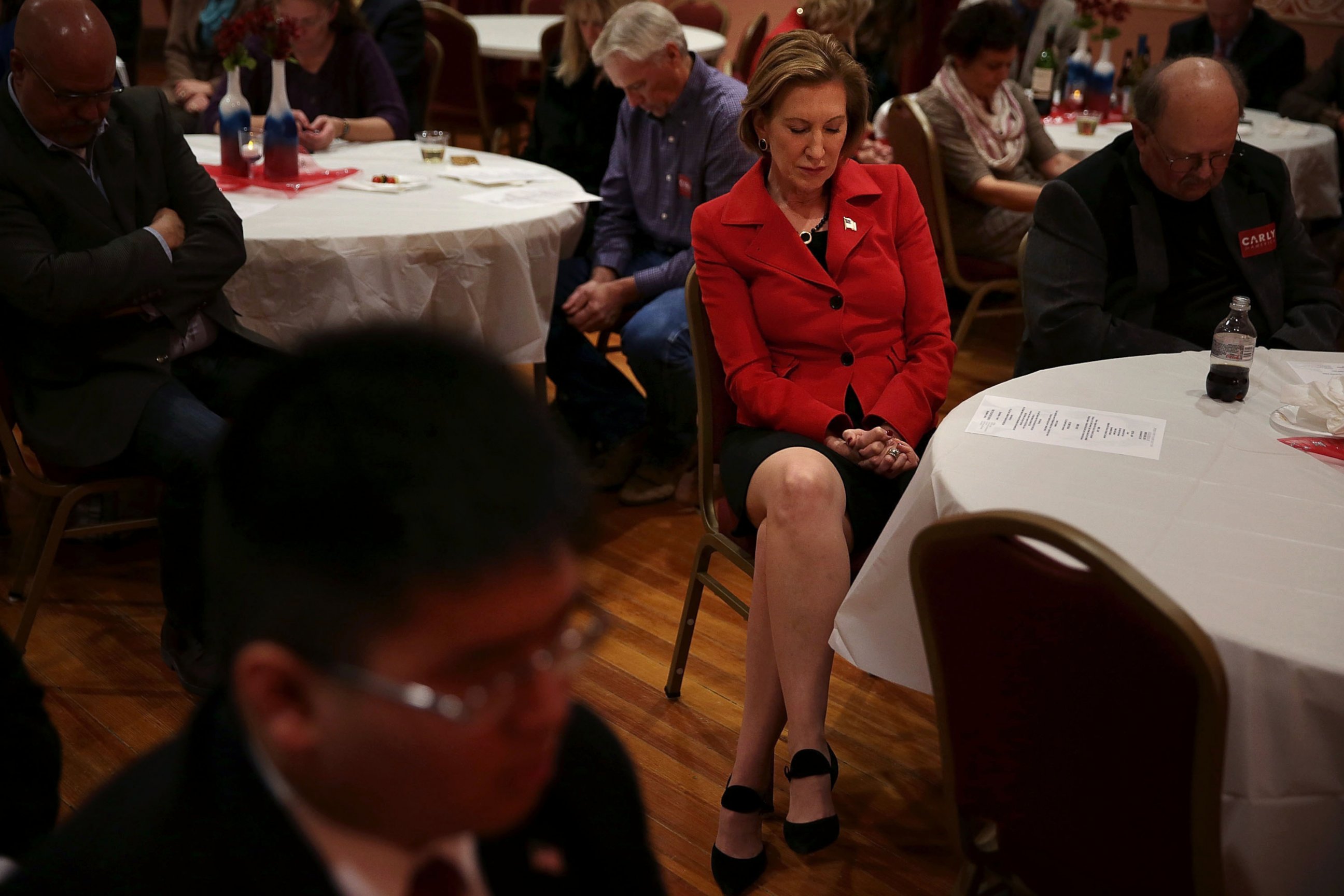 PHOTO: Republican presidential candidate Carly Fiorina participates in a moment of silence for the victims of the attacks in Paris during the 2015 Lincoln Dinner of Adair County Republican Party Nov. 13, 2015, in Greenfield, Iowa.