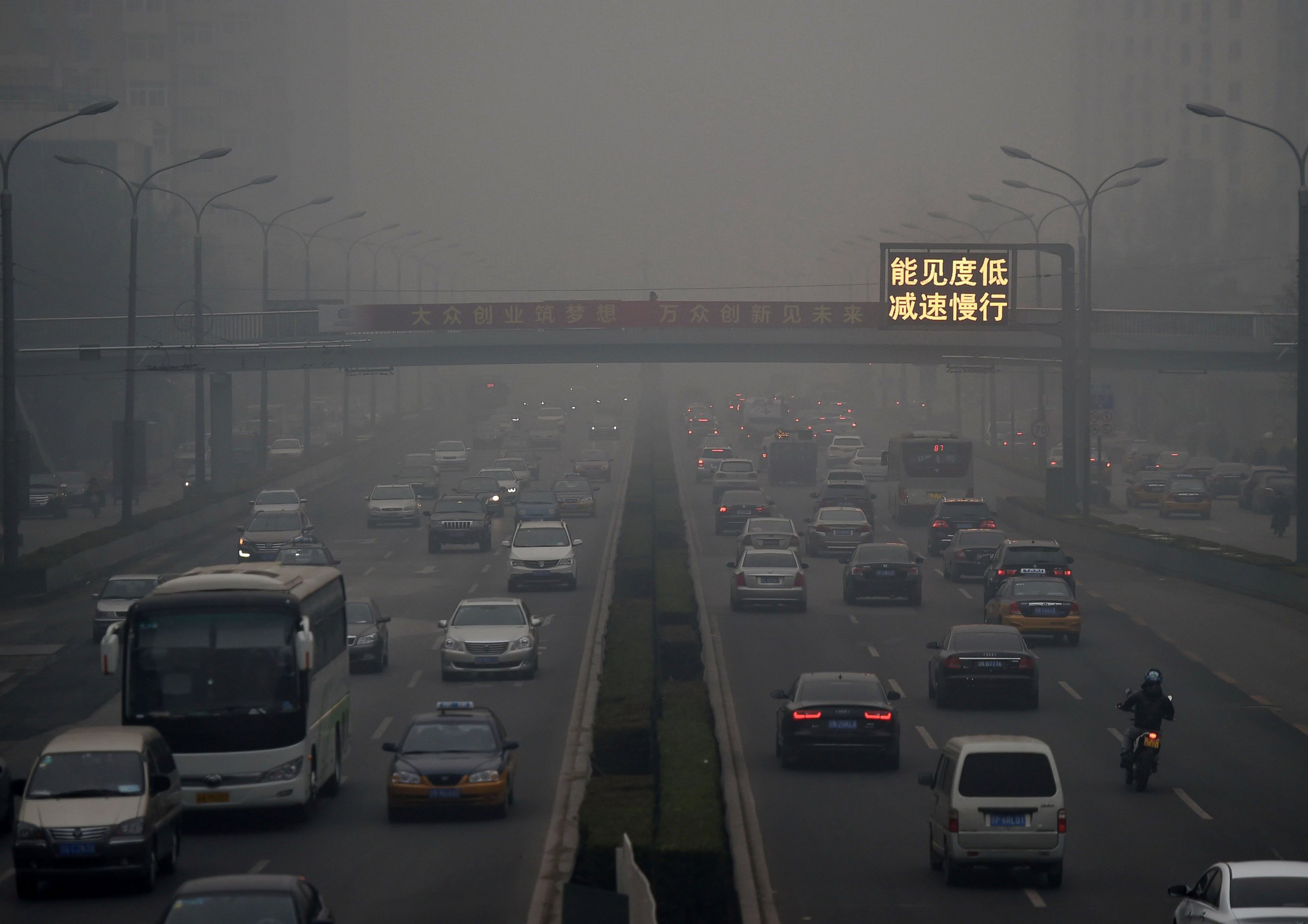 PHOTO: Vehicles run in smog on a street in Beijing, China, Nov. 30, 2015.