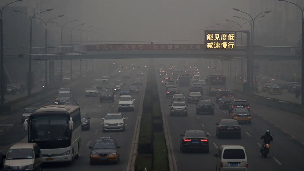 PHOTO: Vehicles run in smog on a street in Beijing, China, Nov. 30, 2015.