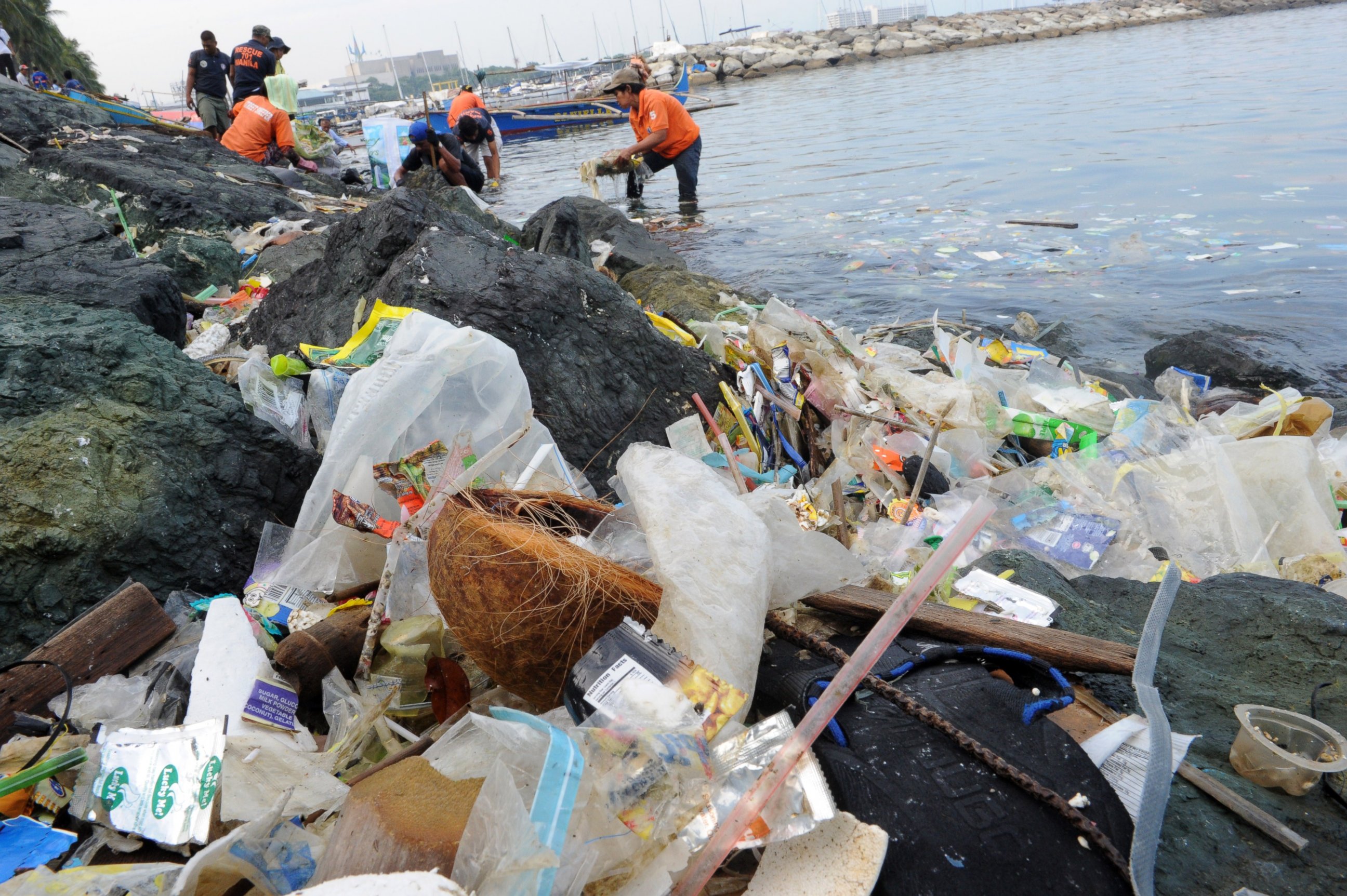PHOTO: Plastic bags and other rubbish are collected from the waters and shoreline of Manila Bay during a campaign by environmental activists and volunteers calling for a ban of the use of plastic bags, July 3, 2014