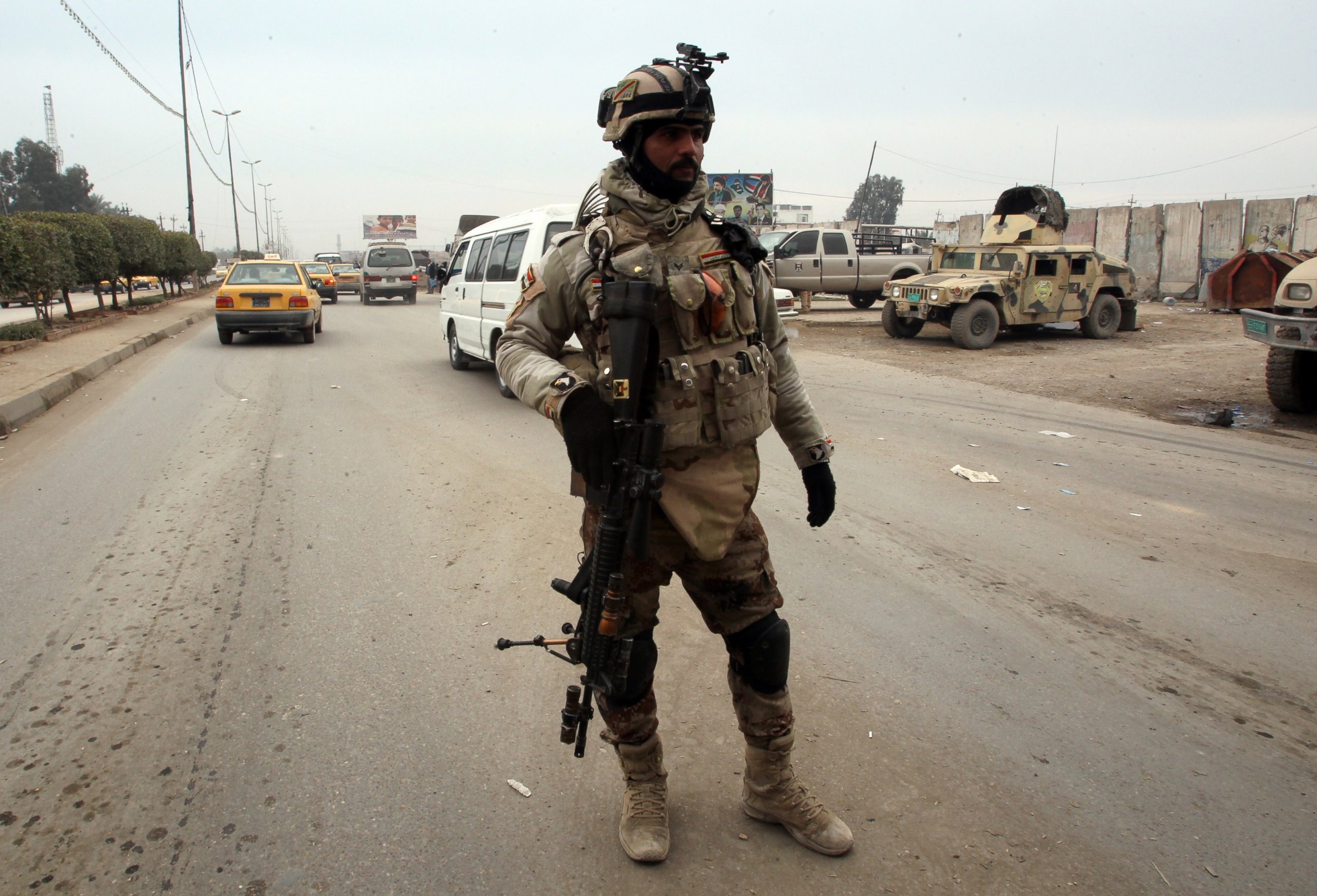 PHOTO: Iraqi soldiers monitor a checkpoint east of Baghdad on Jan. 10, 2014. 