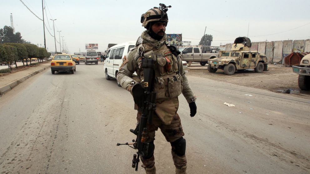 PHOTO: Iraqi soldiers monitor a checkpoint east of Baghdad on Jan. 10, 2014. 