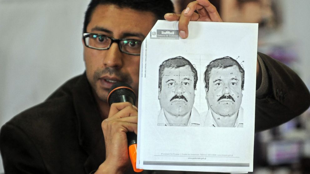 Guatemalan migration director Carlos Pac shows a picture of Mexican drug trafficker Joaquin "El Chapo" Guzman Loera during a press conference in Guatemala City on July 12, 2015. The security authorities of Guatemala are in alert after the escape of the leader of the powerful Sinaloa cartel, reported Sunday an official source. 