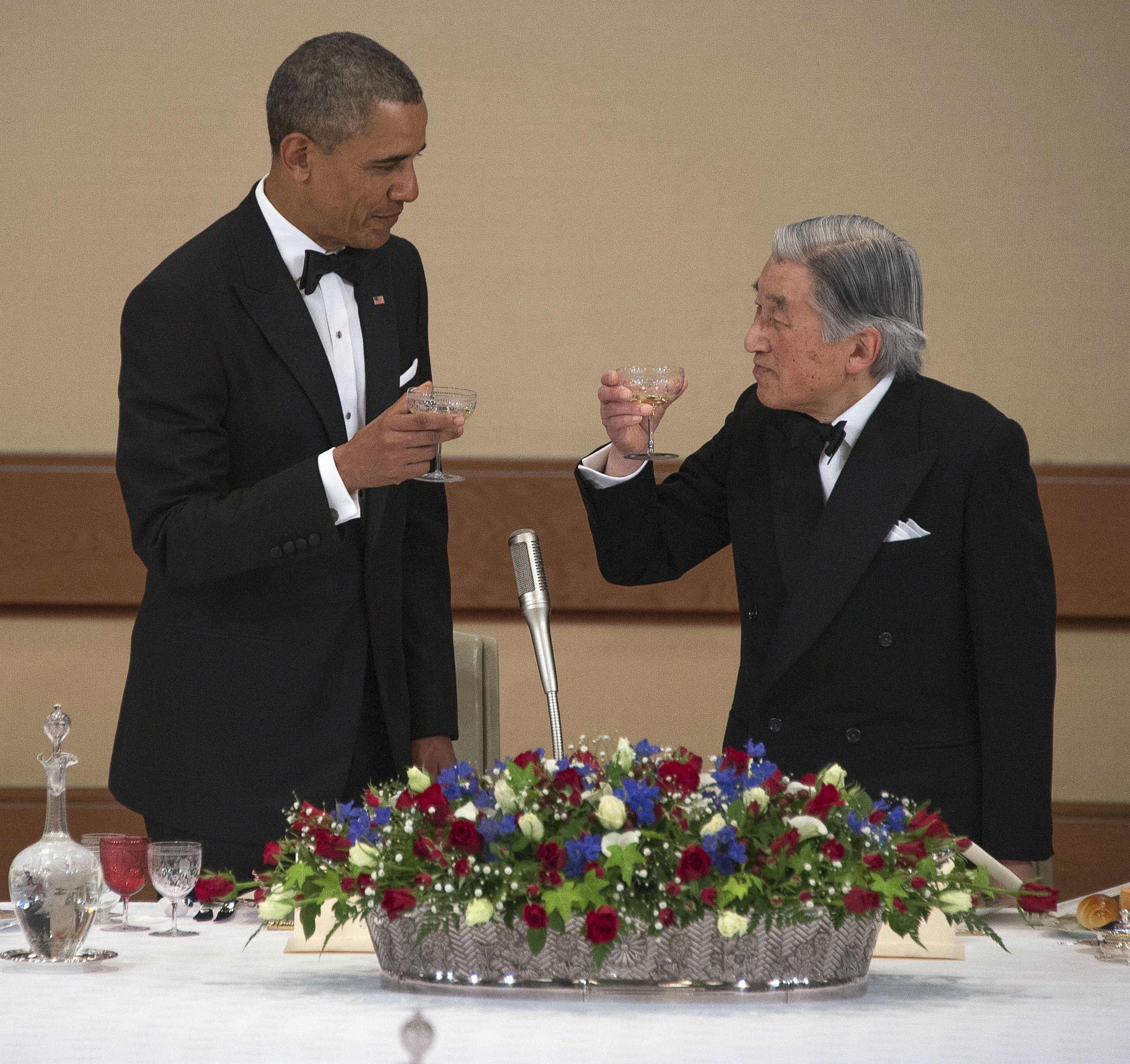 PHOTO: US President Barack Obama (L) toasts with Japanese Emperor Akihito (R) during the official state dinner at the Imperial Palace in Tokyo, April 24, 2014. 