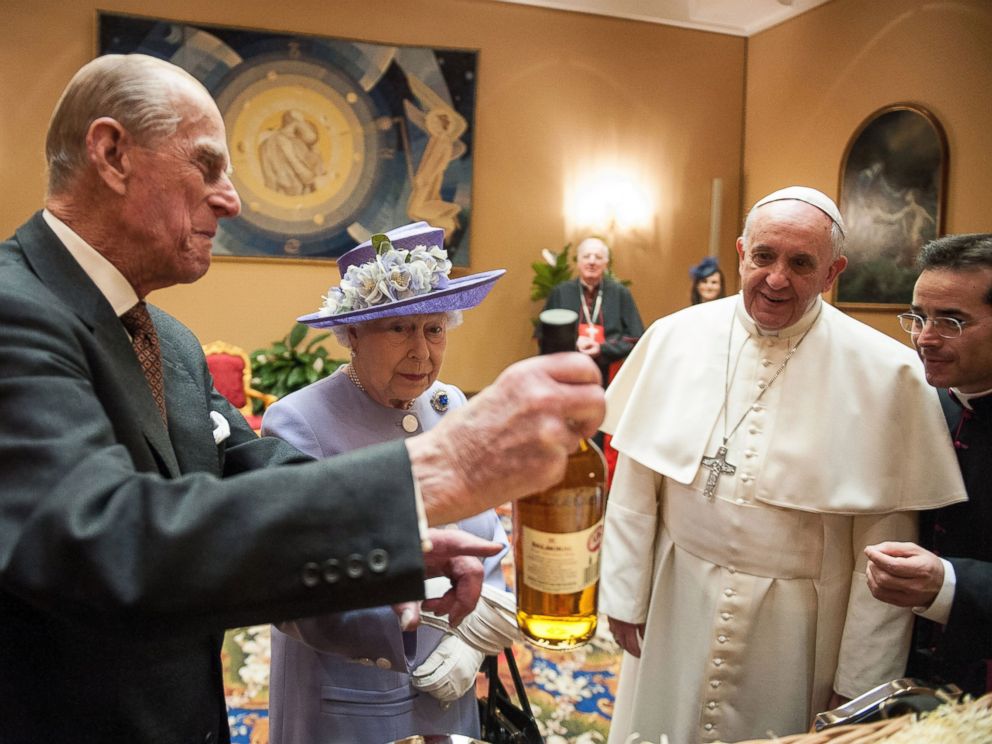 PHOTO: Queen Elizabeth II and Prince Philip exchange gifts with Pope Francis at the Paul VI Hall, April 3, 2014 in Vatican City, Vatican.