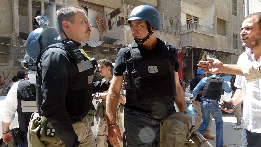 United Nations (UN) arms experts arrive to inspect a site suspected of being hit by a deadly chemical weapons attack last week on August 28, 2013 in the Eastern Ghouta area on the northeastern outskirts of Damascus. 
