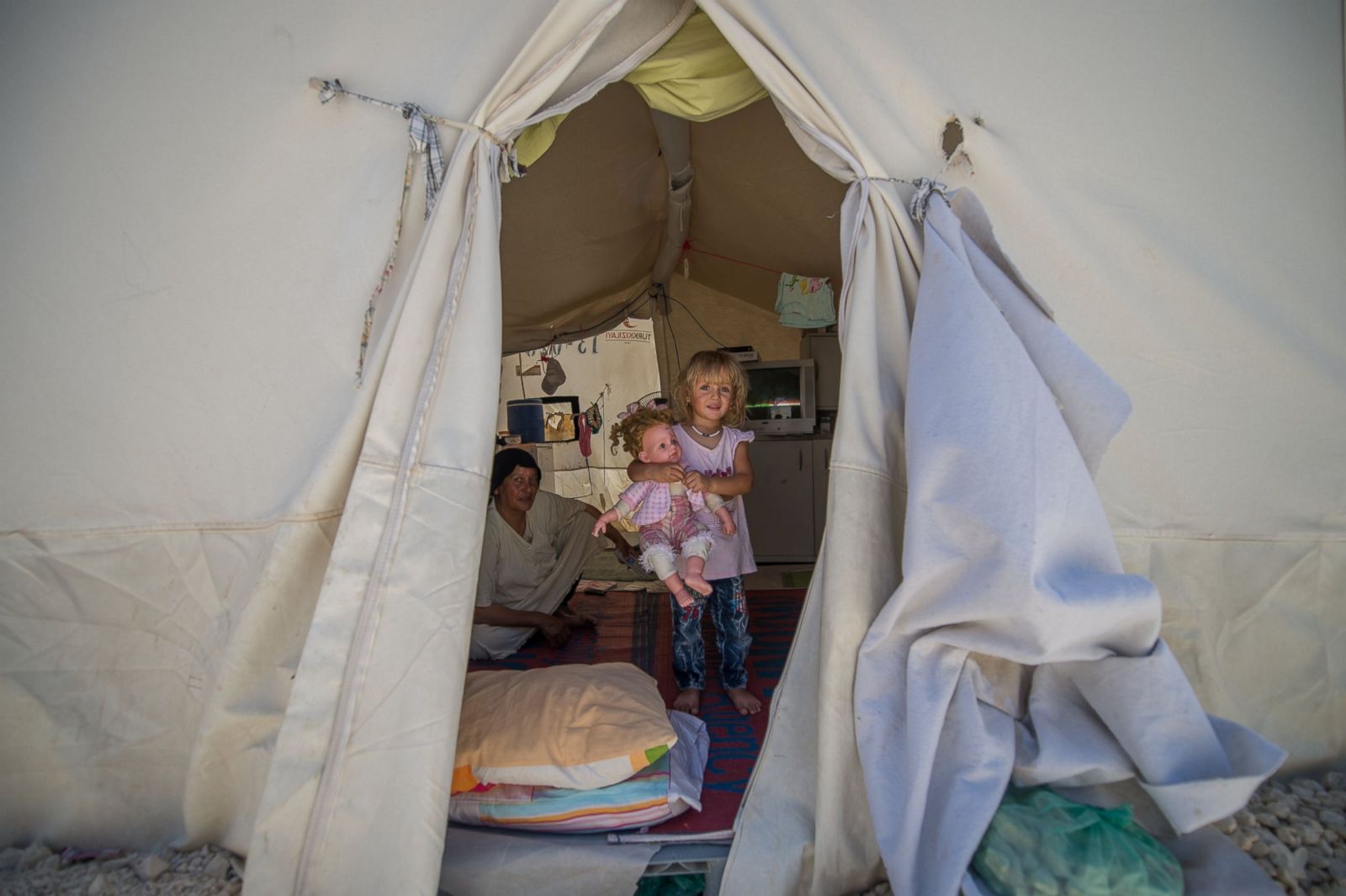 Seeking Shelter Amid War And Violence, Refugees Flee Their Homes Photos ...