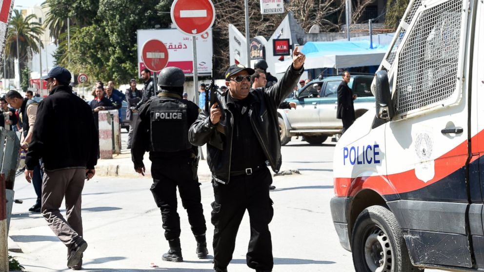 PHOTO: Tunisian security forces secure the area after gunmen attacked Tunis' famed Bardo Museum, March 18, 2015. 