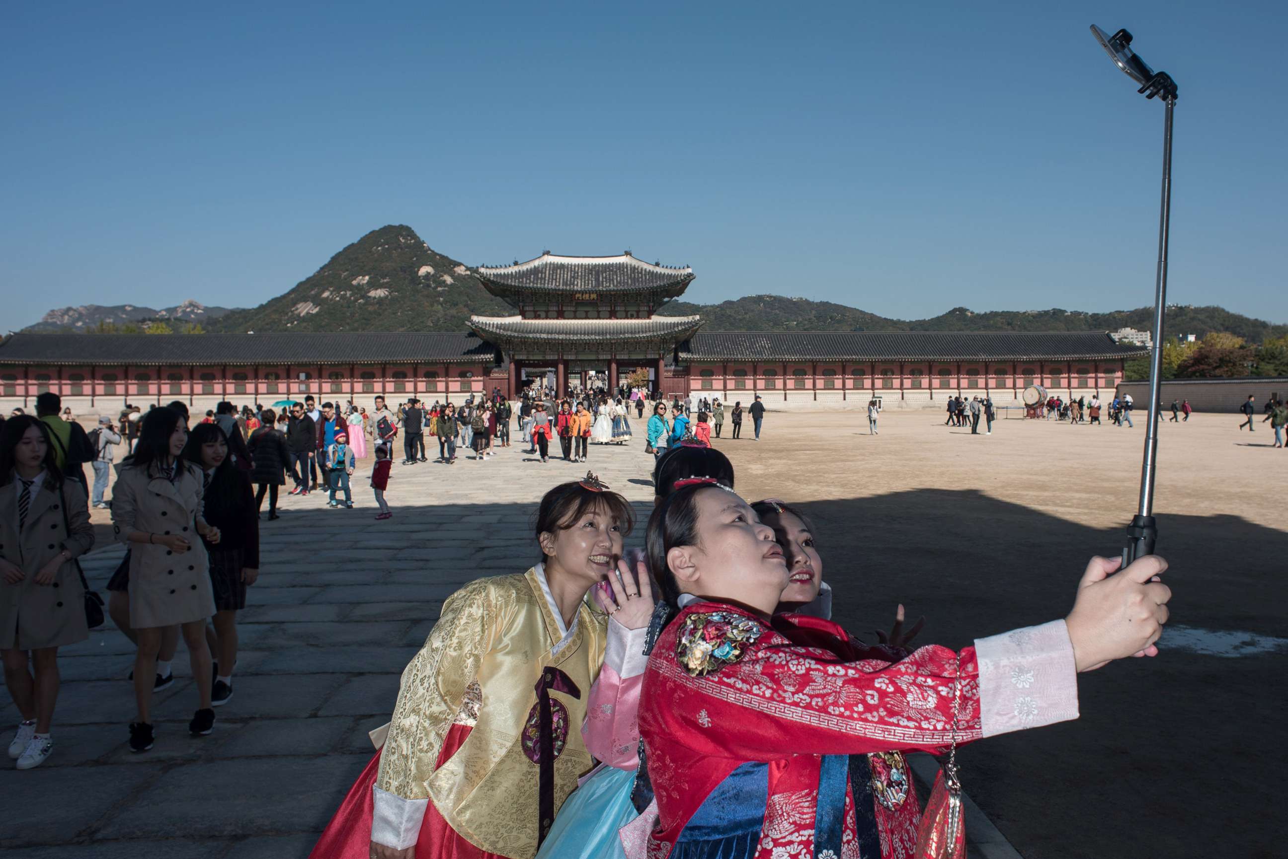 PHOTO: Tourists take photos as they visit Gyeongbokgung palace in Seoul, Oct.24, 2016.