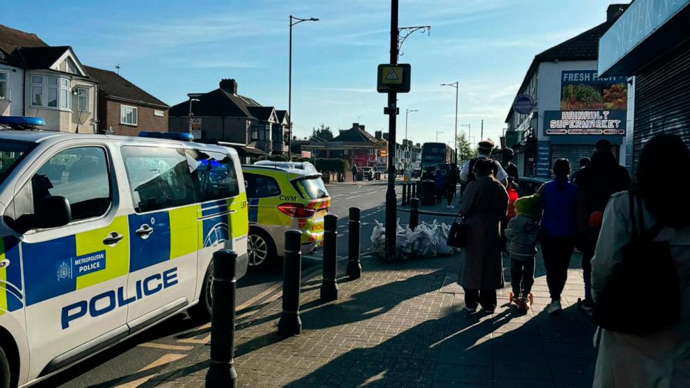 13letý chlapec zemřel poté, co muž pobodal několik lidí mečem poblíž stanice londýnského metra