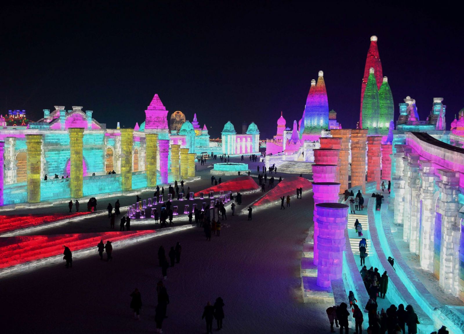 Ледовый город. Харбинский Международный фестиваль льда и снега. Ледяной город в Китае Харбин. Харбинский фестиваль ледяных скульптур. Харбин зимний городок.