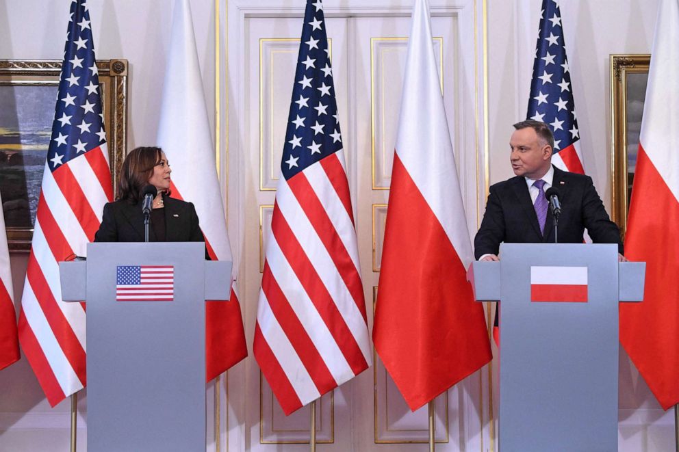 FOTOĞRAF: ABD Başkan Yardımcısı Kamala Harris ve Polonya Cumhurbaşkanı Andrzej Duda, 10 Mart 2022'de Polonya'nın Varşova kentindeki Belwelder Sarayı'nda bir basın toplantısı düzenlediler.