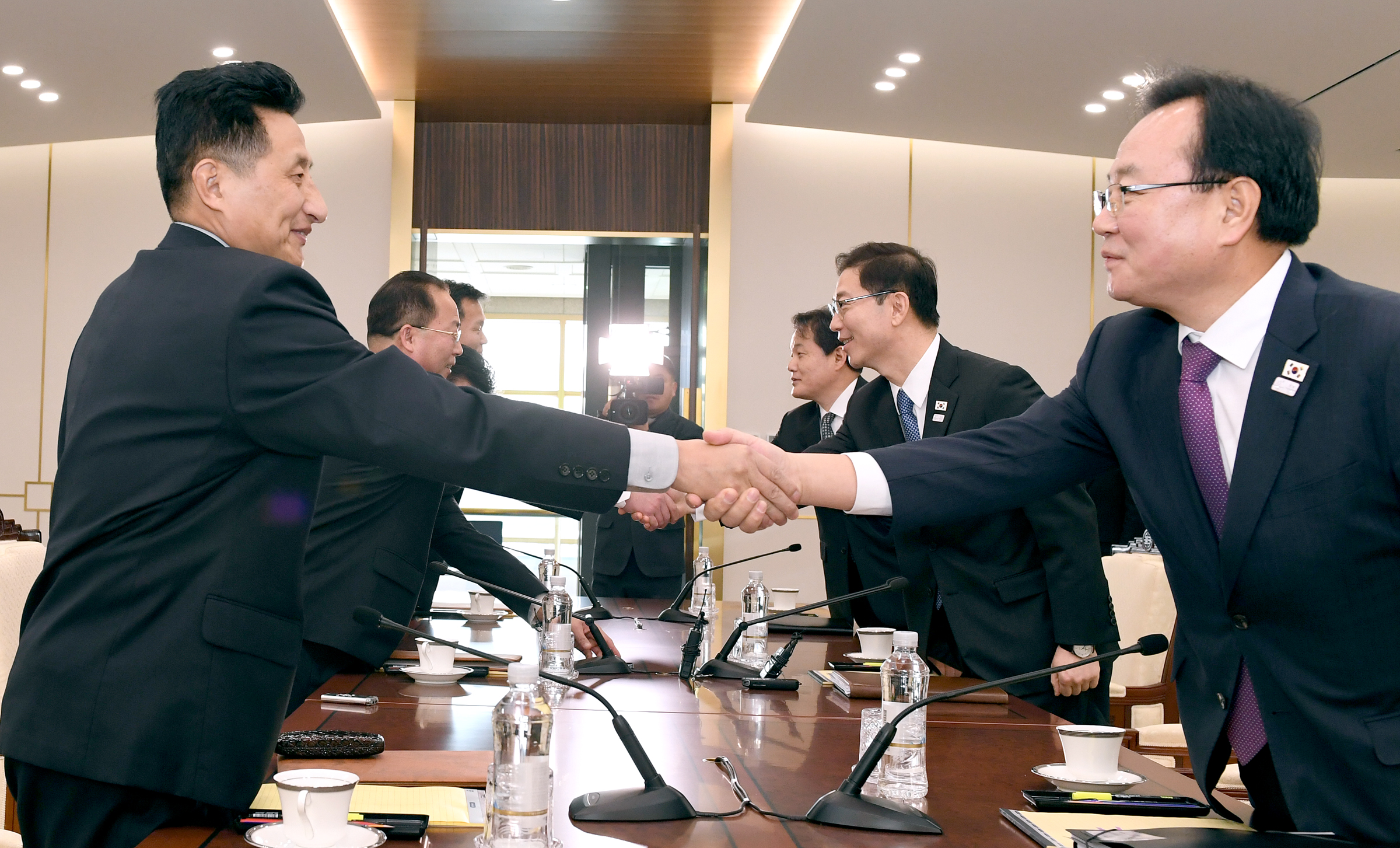 South Korean Vice Unification Minister Chun Hae-sung, center right, shakes hands with the head of North Korean delegation Jon Jong Su during their meeting at Panmunjom in the Demilitarized Zone in Paju, South Korea, Wednesday, Jan. 17, 2018.