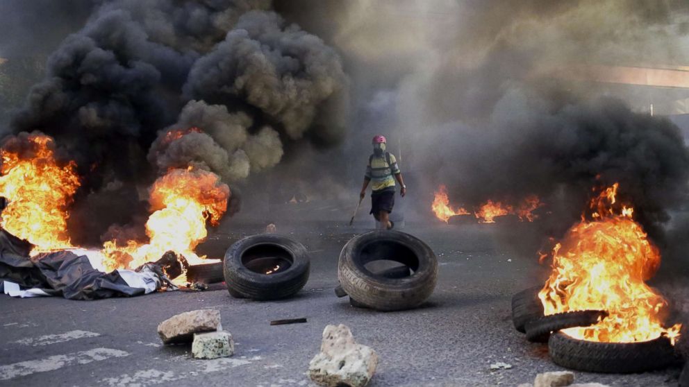 Supporters of the Alliance of Opposition against the Dictatorship presidential candidate Salvador Nasralla burn tires on the access road leading to the US embassy in Tegucigalpa, Honduras,December 21, 2017.