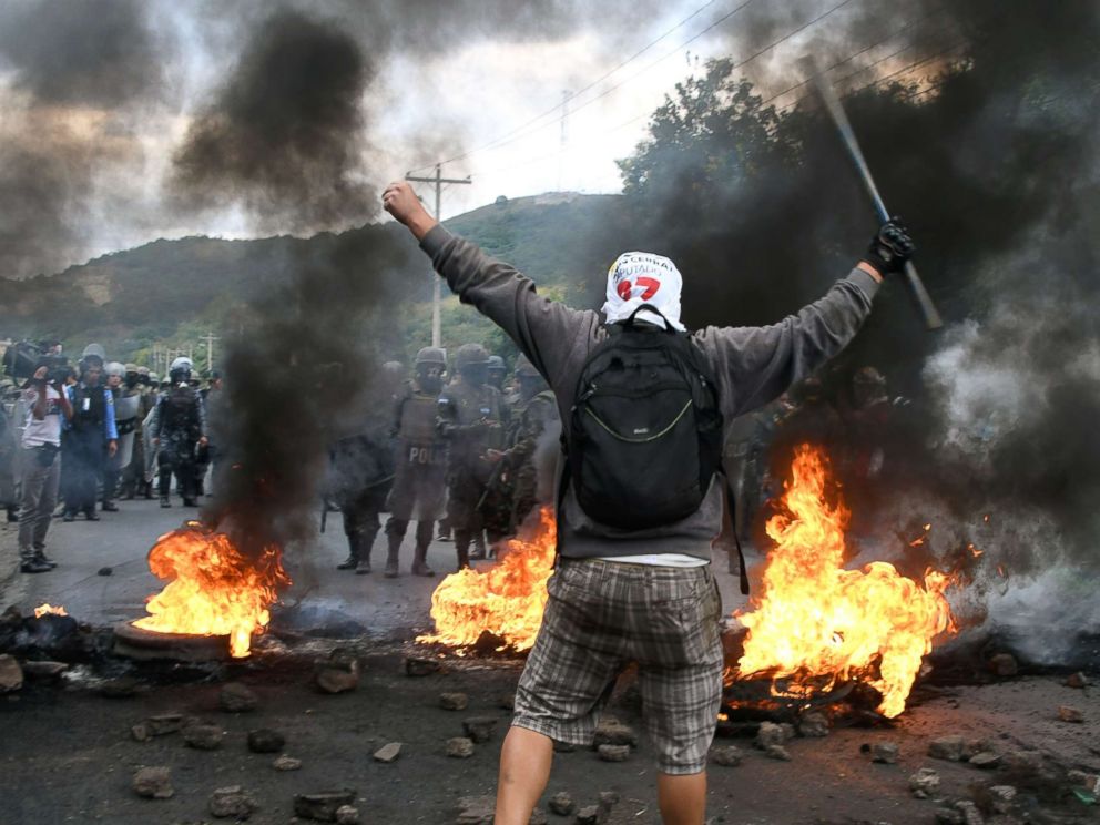 PHOTO: Supporters of presidential candidate for the Opposition Alliance Against the Dictatorship, Salvador Nasralla, set up barricades to protest against the reelection of President Juan Orlando Hernandez, in Tegucigalpa, December 22, 2017.