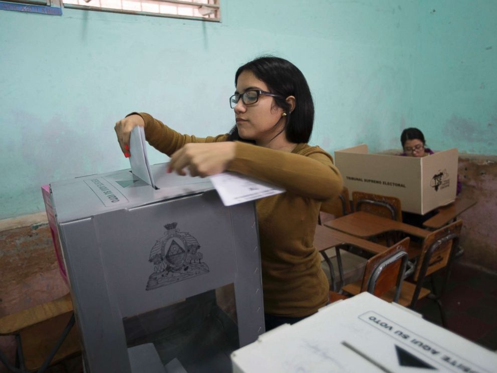 PHOTO: A woman casts her vote during the general elections at a polling station at El Bosque neighborhood in Tegucigalpa, Honduras, Nov. 26, 2017.