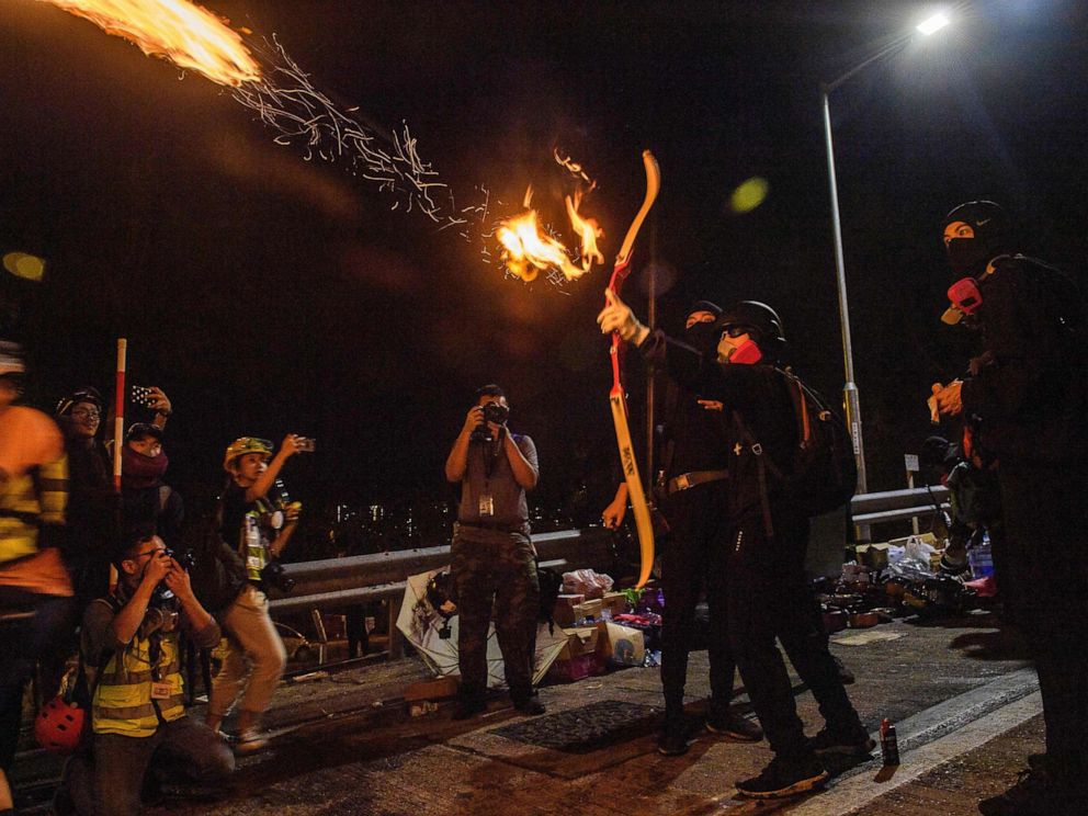 Manifestantes hacen uso de arcos y flechas con fuego | Anthony Wallace/AFP/Getty Images
