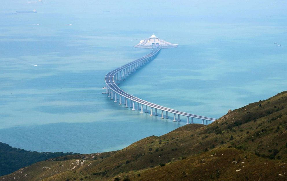 PHOTO: Une section du pont Hong Kong-Zhuhai-Macau (HKZMB) est vue de l'île de Lantau à Hong Kong, le 7 octobre 2018.