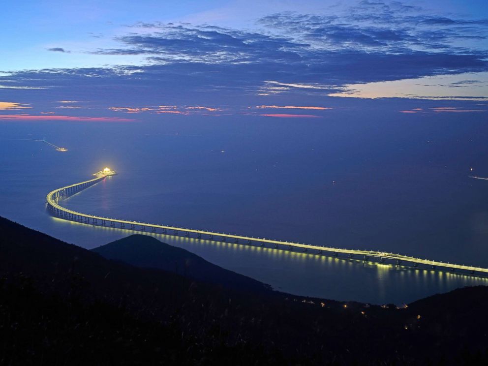 PHOTO: Le pont Hong Kong-Zhuhai-Macau est illuminé à Hong Kong le 21 octobre 2018. Le pont, le plus long projet transfrontalier au monde d'une longueur totale de 34 km, sera inauguré à Zhuhai le 23 octobre.