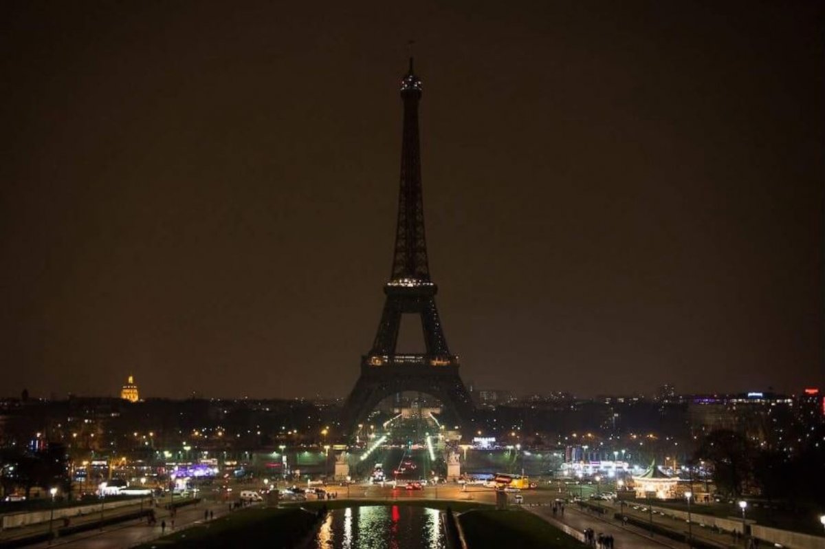 PHOTO: The Eiffel Tower in Paris, France turned off its light at midnight on March 23, 2017, to pay tribute to the victims of the London terror attack that happened occurred the previous day.