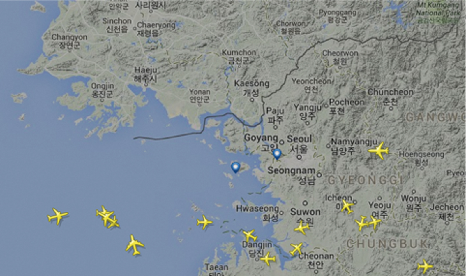 PHOTO: This image from flightradar24.com shows planes staying away from airports in Seoul during the English verbal part of the exam.