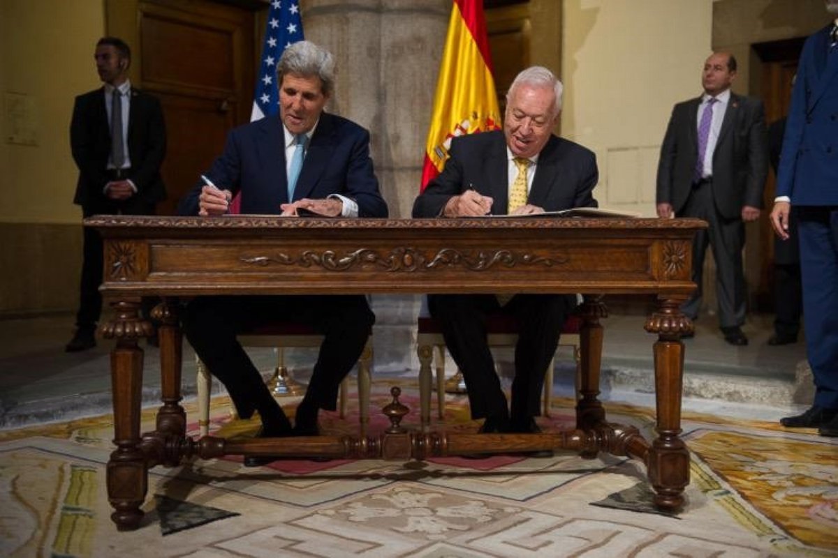PHOTO: U.S. Secretary of State John Kerry and Spanish Foreign Minister Jose Manuel Garcia-Margallo sign a memorandum of understanding regarding the Palomares nuclear accident.
