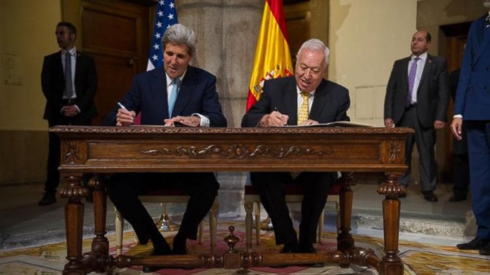 PHOTO: U.S. Secretary of State John Kerry and Spanish Foreign Minister Jose Manuel Garcia-Margallo sign a memorandum of understanding regarding the Palomares nuclear accident.