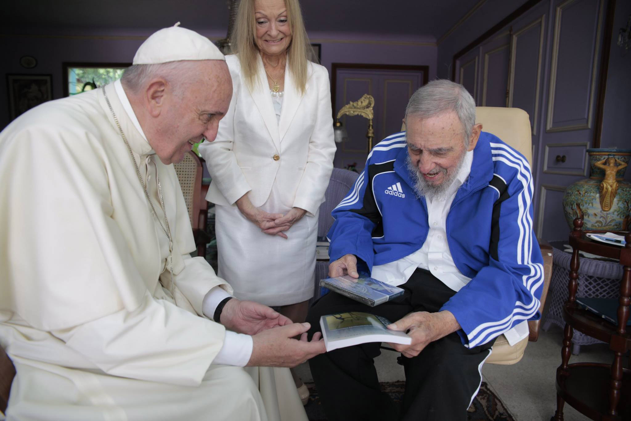 PHOTO: Pope Francis meets with former Cuban President Fidel Castro at Castro's resident in Havana, Sept. 20, 2015.
