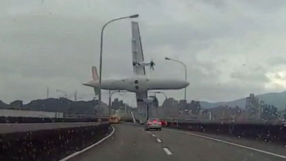 PHOTO: A TransAsia Airways plane could be seen veering sharply, with the wing striking a vehicle and highway barrier on the plane's descent, Feb. 4, 2015.
