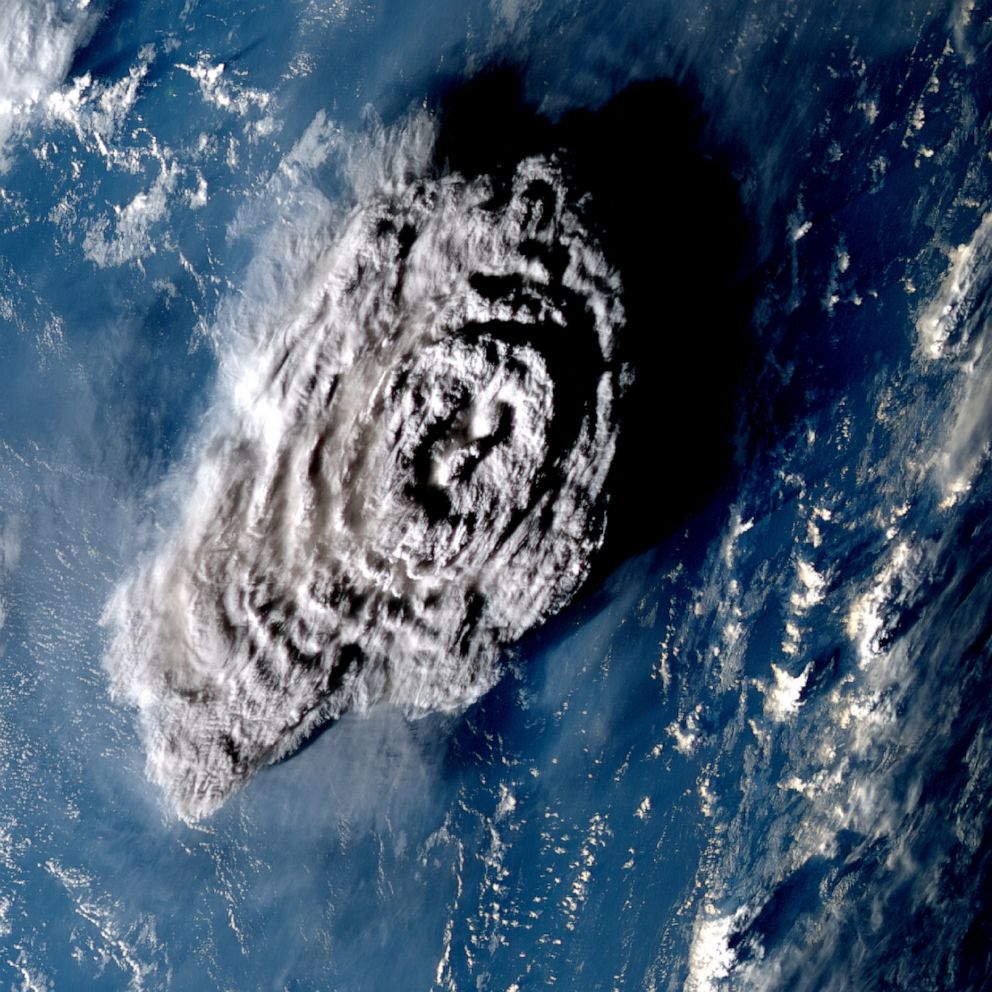 FOTO: Una vista de la erupción del volcán submarino Hunga Tonga-Hunga Ha'apai Tongan el 15 de enero de 2022, tomada por el satélite Himawari-8 de Japón unos 100 minutos después de que comenzara la erupción. 