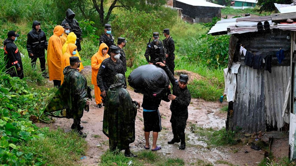 PHOTO: Soldiers, municipal police and municipality employees evacuate residents amid the arrival of Hurricane Iota, en Tegucigalpa, Honduras, Nov. 17, 2020.