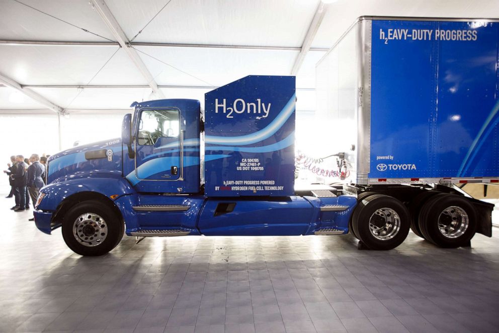 PHOTO: The Toyota Motor Corp. hydrogen fuel cell powered semi-truck is displayed ahead of the Los Angeles Auto Show in Los Angeles, Nov. 30, 2017.