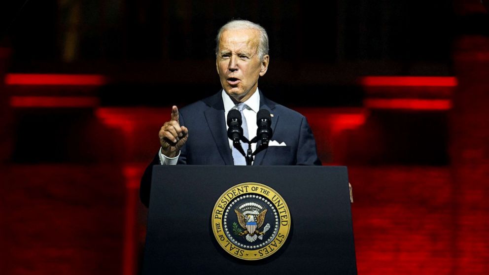 PHOTO : Le président Joe Biden parle de l'âme de la nation à l'extérieur du parc historique national de l'Indépendance le 1er septembre 2022 à Philadelphie. 