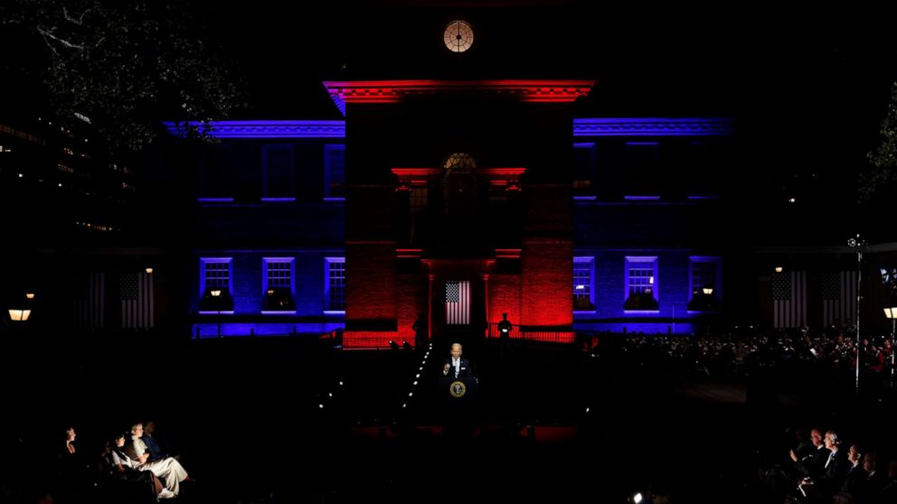 PHOTO : le président Joe Biden s'exprime devant Independence Hall le 1er septembre 2022 à Philadelphie.