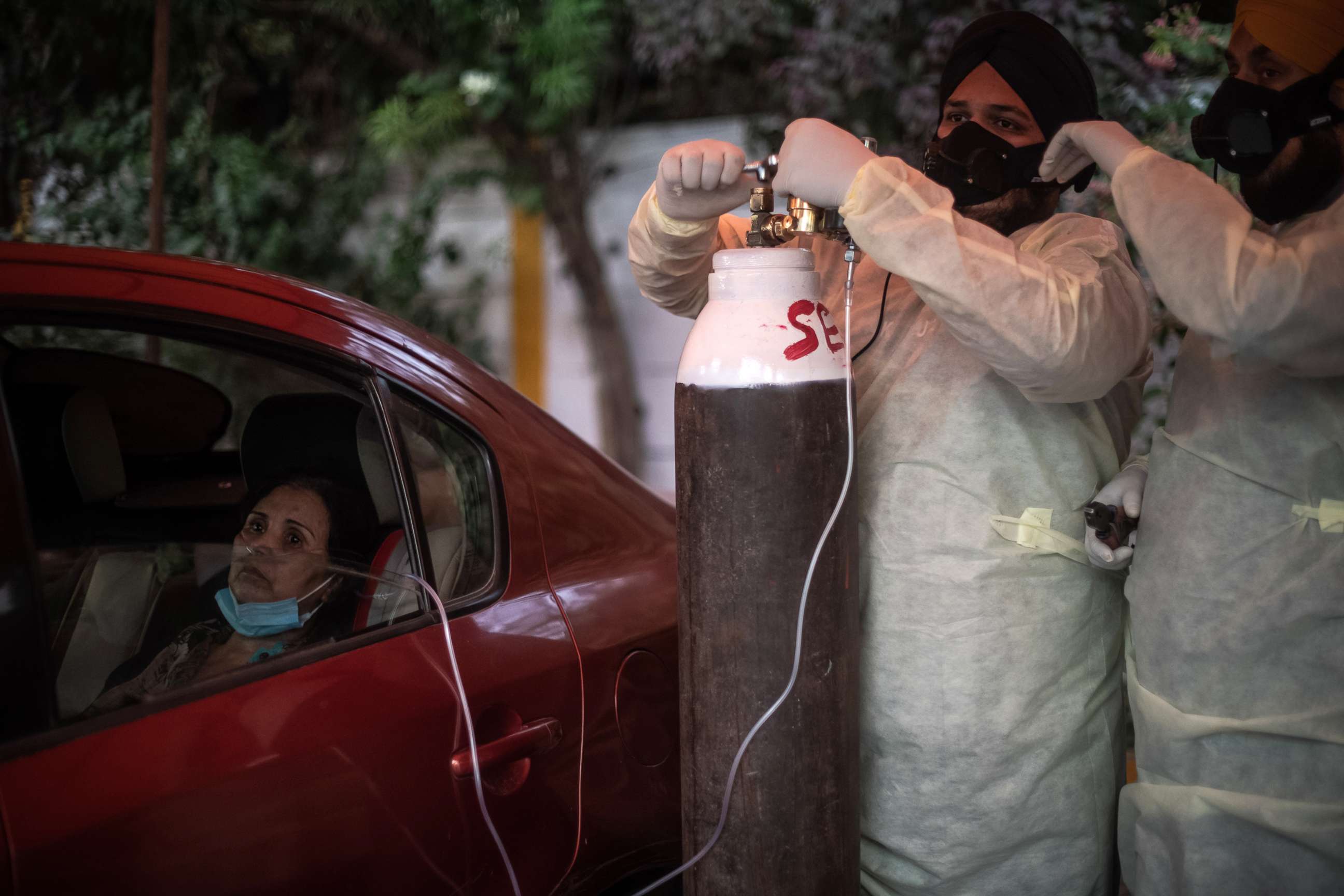 PHOTO: Volunteers treat patients suffering from COVID-19 with free oxygen at a makeshift clinic in a parking lot outside the Gurdwara Damdama Sahib, May 3, 2021, in New Delhi.