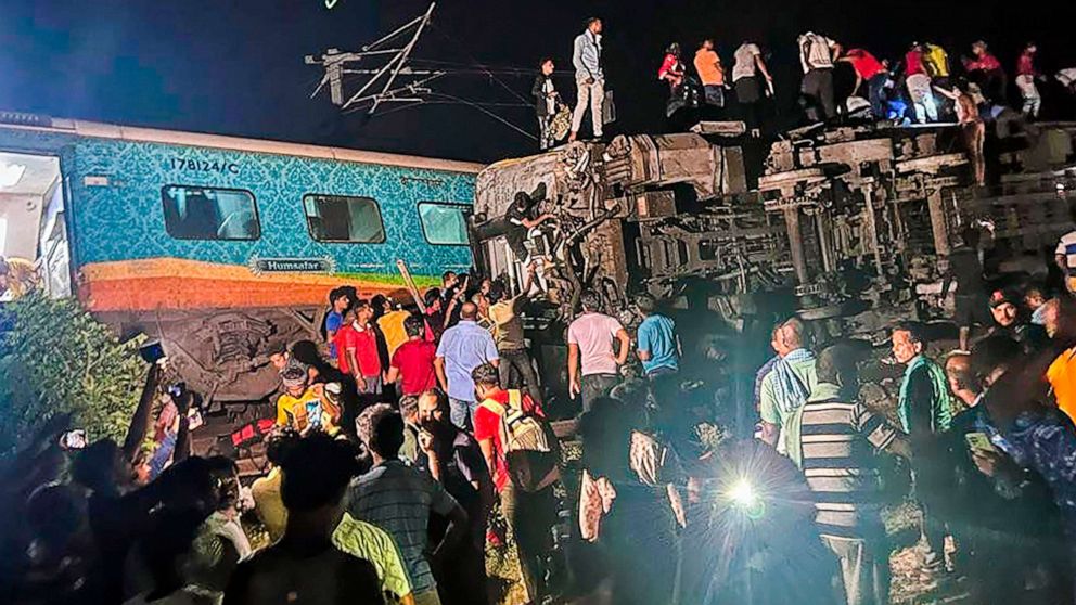 Bij een treinongeluk in India zijn zeker 200 mensen om het leven gekomen en honderden gewond